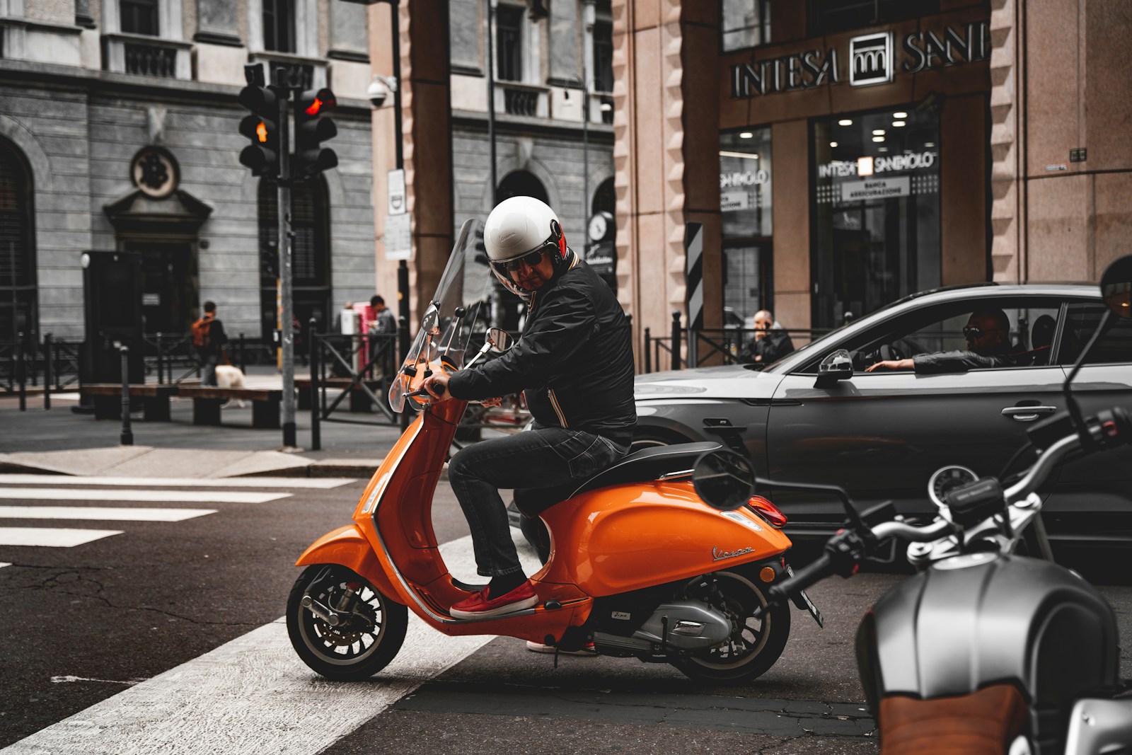 iemand op een scooter